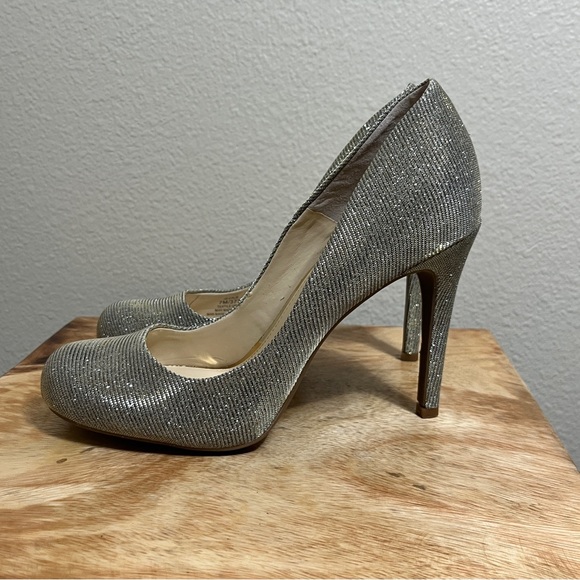 NWOT Jessica Simpson Glittering Silver Heels Pumps, size 7 - Picture 2 of 8
